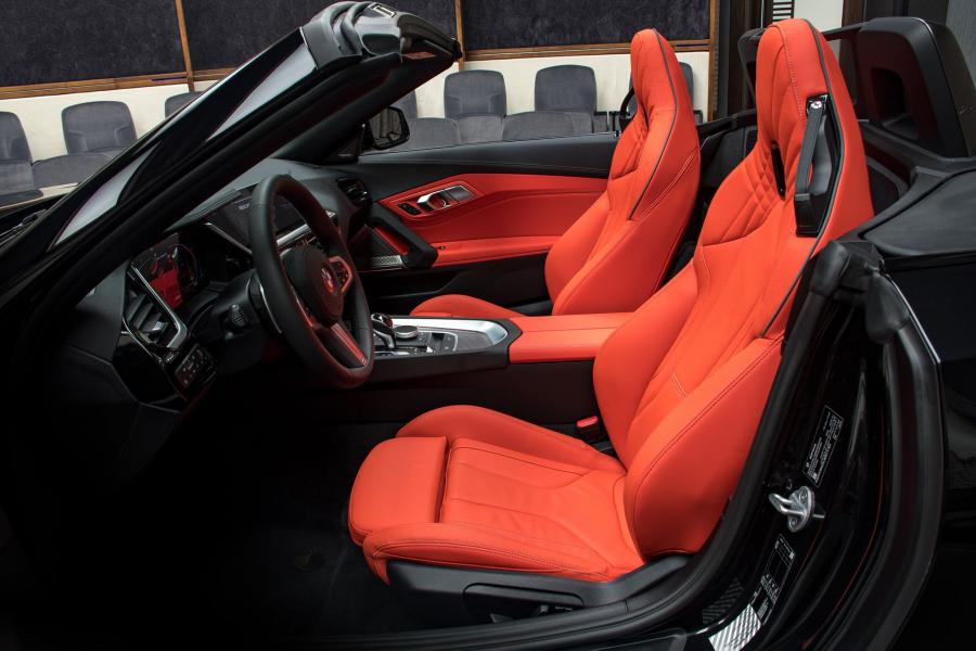 Интерьер BMW Z4 M40i (G29) 2020 года  (UAE) (фото 13 из 16)